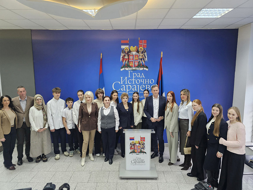 ИСТОЧНО САРАЈЕВО, 2. АПРИЛА /СРНА/ - Предсједник Скупштине града Источно Сарајево Бошко Југовић на пријему за ученике Гимназије "Сергеј Пахно" из Краснодара.