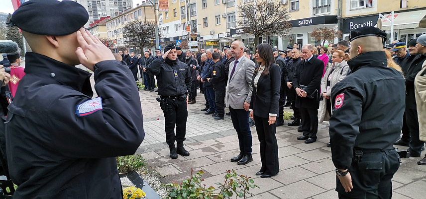 ДОБОЈ, 2. АПРИЛА /СРНА/ - Припадници Полицијске управе Добој одали су данас почаст за 127 припадника ове управе погинулих у Одбрамбено-отаџбинском рату, поводом 4. априла - Дана Полиције Републике Српске.