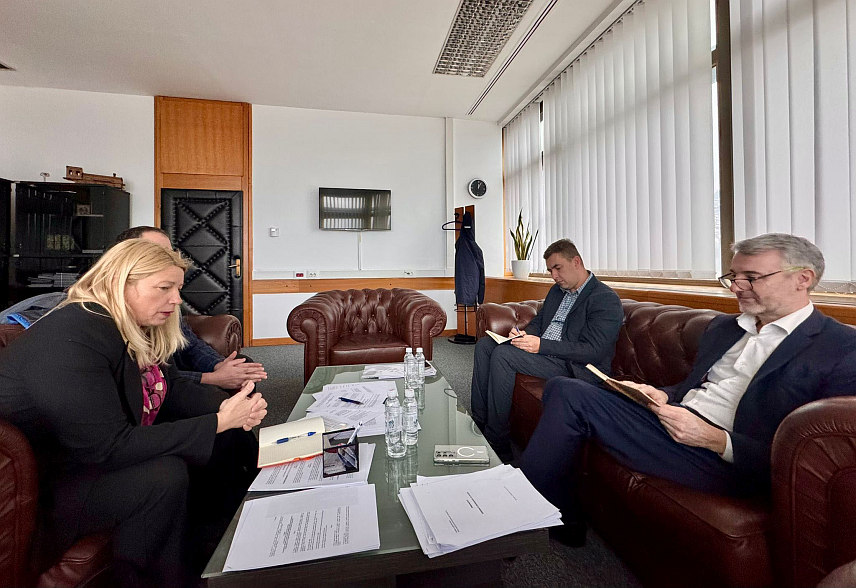 САРАЈЕВО, 2. АПРИЛА /СРНА/ - Изградња моста на локалитету Шћепан Поље могли би почети прије љета, док се завршетак тендерске процедуре за модернизацију пута Фоча-Хум очекује у септембру, речено је данас у Сарајеву током састанка министра комуникација и транспорта у Савјету министара Едина Форте са представницима Свјетске банке.