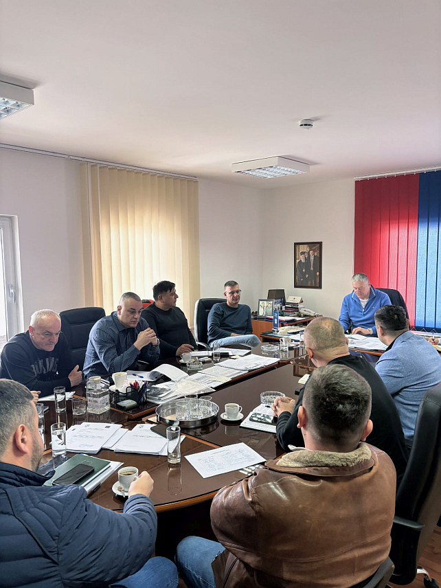 ИСТОЧНИ СТАРИ ГРАД , 2. АПРИЛА /СРНА/ - Директор "Електродистрибуције" Пале Ацо Станишић присуствовао је данас сједници Штаба за ванредне ситуације општине Источни Стари Град, на позив начелника општине Боје Гашановића, на коме је једна од од главних тема била рјешавање проблема у снабдијевању електричном енергијом узрокованих обилним сњежним падавинама које су протеклих дана захватиле регију.