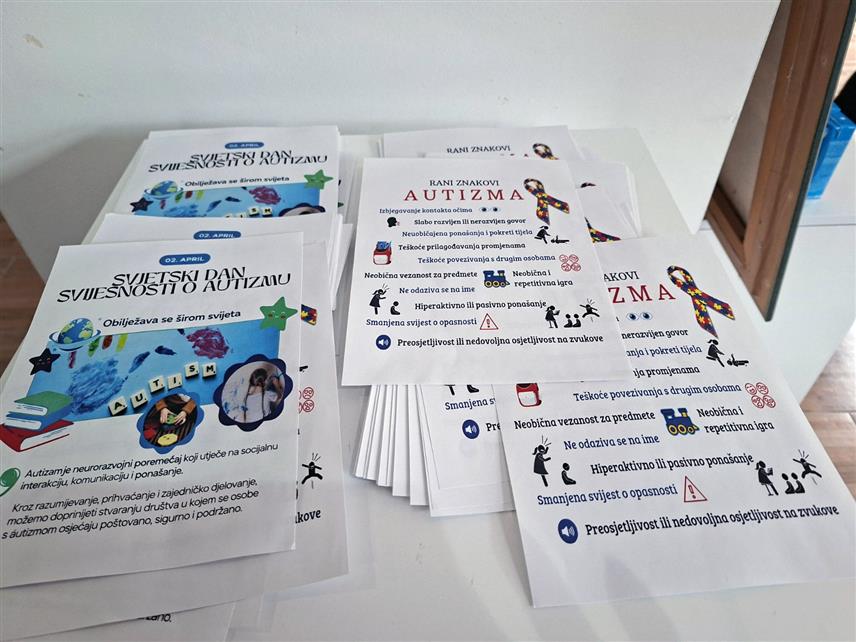 ШАМАЦ, 2. АПРИЛА /СРНА/ - Центар за подршку породицама дјеце и особа са потешкоћама у развоју "Дјеца сунца" из Шамца, заједно са неколико стотина средњошколаца, основаца и дјецом из вртића, обиљежили су данас Свјетски дан свјесности о аутизму.
