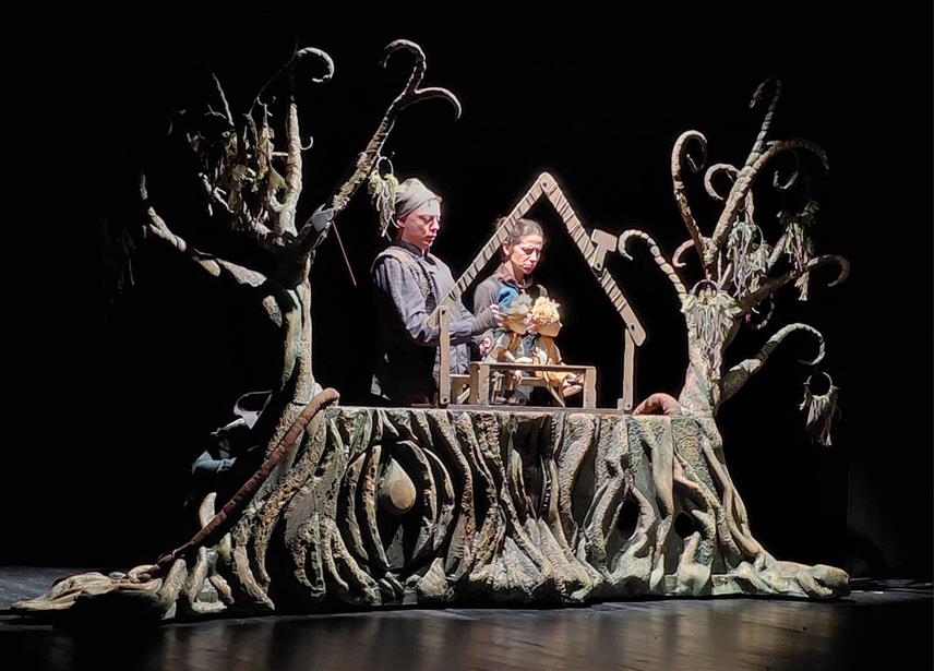 ИСТОЧНО САРАЈЕВО, 2. АПРИЛА /СРНА/ - Глумци-луткари Позоришта младих Нови Сад одушевили су данас малишане Трнова, Пала, Источног Новог Сарајева и Источне Илиџе извођењем представа о чувеним бајкама "Црвенкапа" и "Ивица и Марица".