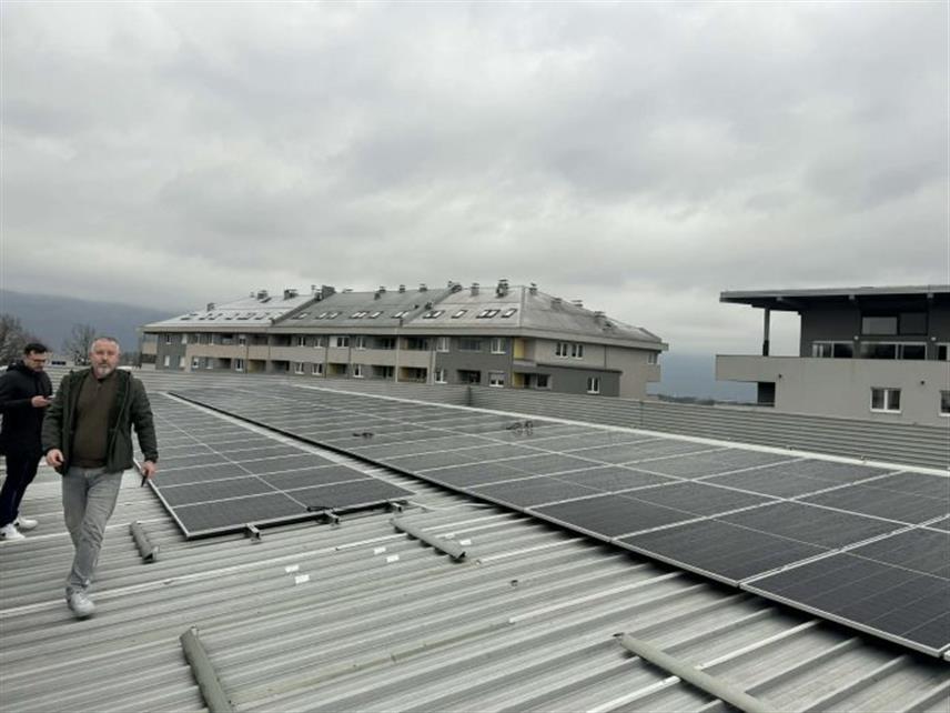 ИСТОЧНО САРАЈЕВО, 2. АПРИЛА /СРНА/ - Фотонапонске електране на згради Основне школе "Петар Петровић Његош" у Источној Илиџи и на објекту вртића "Бубамара" на Палама, пуштене су данас у пробни рад, а очекује се да ће у наредном периоду то бити учињено и званично, саопштено је из Градске управе Источно Сарајево.