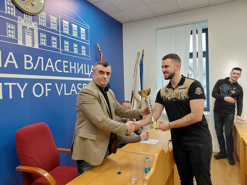 ВЛАСЕНИЦА, 2. АПРИЛА /СРНА/ - Начелник Власенице Мирослав Краљевић организовао је данас пријем за најуспјешније спортске колективе из ове општине који су остварили врхунске резултате на регионалним и републичким такмичењима, те најавио наставак улагања у спортску инфраструктуру и подршке младим спортистима.