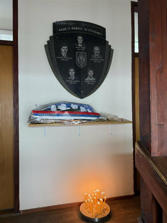КРУПА НА УНИ, 2. АПРИЛА /СРНА/ - Поводом Дана полиције у Полицијској станици у Крупи на Уни данас су положени вијенци и прислужене свијеће код спомен-плоче за петорицу полицајаца погинулих у Одбрамбено-отаџбинском рату.