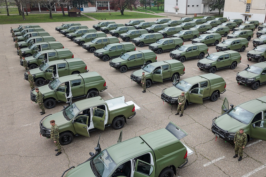 БЕОГРАД, 2. АПРИЛА /СРНА/ - У Касарни "Народни херој Стевица Јовановић" у Панчеву данас је приказано 70 нових теренских возила "тојота хилукс" набављених за потребе Војске Србије, а у наредном периоду биће испоручено још 30.