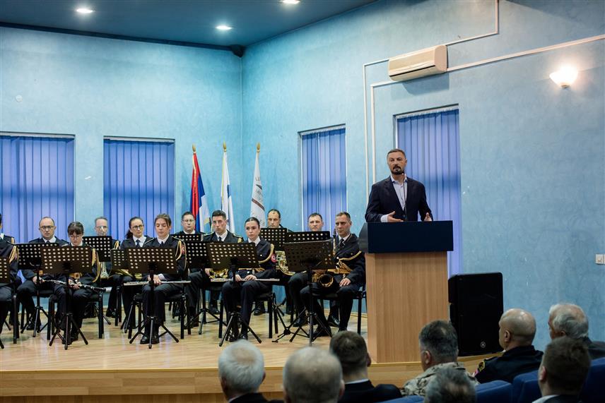 УГЉЕВИК, 2. АПРИЛА /СРНА/ - Српски хероји као што је пилот Ратног ваздухопловства Војске Југославије Зоран Радосављевић неће бити заборављени, истакнуто је у Tрнови код Угљевика гдје је данас одата почаст мајору чији је авион током НАТО бомбардовања СР Југославије 1999. године погођен изнад овог села.Овим поводом одржана је и свечана академији у Центру за културу "Филип Вишњић" у Угљевику.