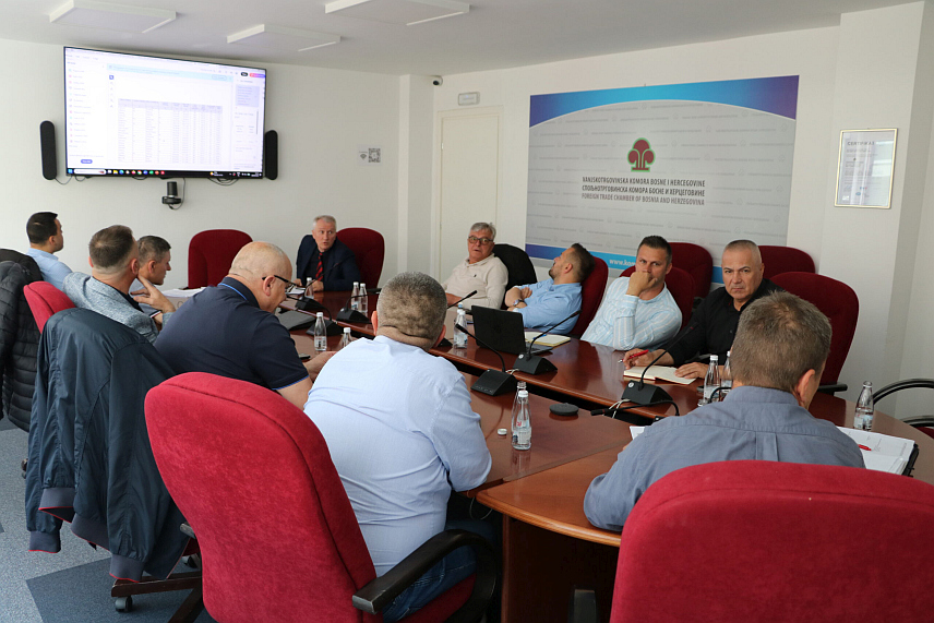 САРАЈЕВО, 30. АПРИЛА /СРНА/ - На сједници у Сарајеву чланови Одбора Удружења међународних друмских превозника терета и представници Министарства комуникација и транспорта у Савјету министара разматрали су могућности даљег унапређења кориштења ЦЕМТ дозвола и мјерила искориштености, те поступка и критеријума за њихову расподјелу.