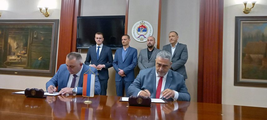 БАЊАЛУКА, 30. АПРИЛА /СРНА/ - Предсједник Владе Републике Српске Саво Минић и предсједник Синдиката управе Божо Марић потписали су данас у Бањалуци Меморандум о заједничким мјерама.