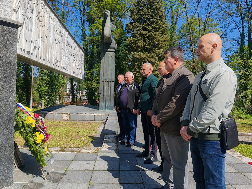 НОВИ ГРАД, 30. АПРИЛА /СРНА/ - Полагањем вијенаца код споменика Мајка партизанка и историјским часом данас је у Новом Граду обиљежен 1. мај, Дан ослобођења ове општине у Другом свјетском рату.