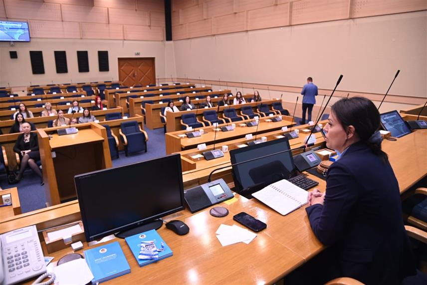 БАЊАЛУКА, 30. АПРИЛА /СРНА/ - Потпредсједник Народне скупштине Републике Српске Нина Букејловић угостила је данас у парламенту Српске ученике и професоре Економске школе из Добоја, истичући да млади не представљају само будућност друштва, већ да треба да буду активан и одговоран корективни фактор у његовом развоју.