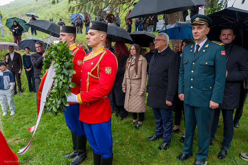 ПОДГОРИЦА, 30. АПРИЛА /СРНА/ - Предсједник Скупштине Црне Горе Андрија Мандић је данас у Мурину положио вијенац на спомен-обиљежје посвећено жртвама НАTО бомбардовања.