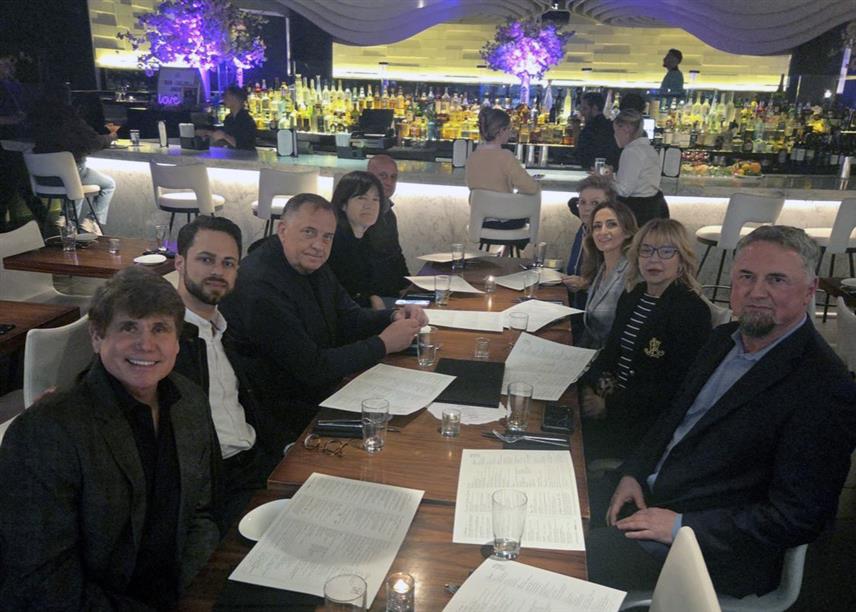 ЧИКАГО, 30. АПРИЛ А/СРНА/ - Предсједник СНСД-а Милорад Додик допутовао је у Сједињене Државе, гдје га, како је навео, очекују важни сусрети, разговори и обраћања, као и додјела награде на Универзитету Џадсон.	
