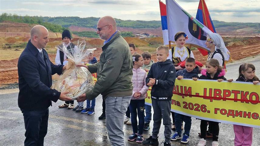 СТАНАРИ, 30. АПРИЛА /СРНА/ - У Станарима је данас пуштен у саобраћај новоизграђени пут дужине три километра која повезује насеље Цвртковци са центром општине, за који је из буџета издвојено 670.761 КМ.