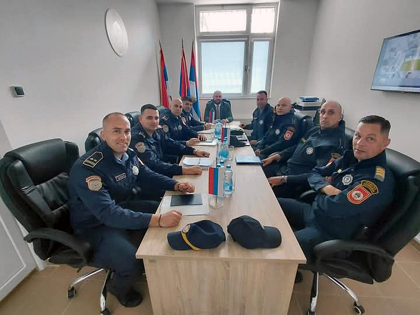 БИЈЕЉИНА, 30. АПРИЛА /СРНА/ - Директор Казнено-поправног завода Бијељина Миленко Гајић и начелник Окружног центра Судске полиције Ранко Вишњић оцијенили су да међусобну сарадњу одликује висок ниво квалитета и професионалности у раду, јер до сада није забиљежено ниједно бјекство, нити покушај бјекства приликом спровођења притворених лица.