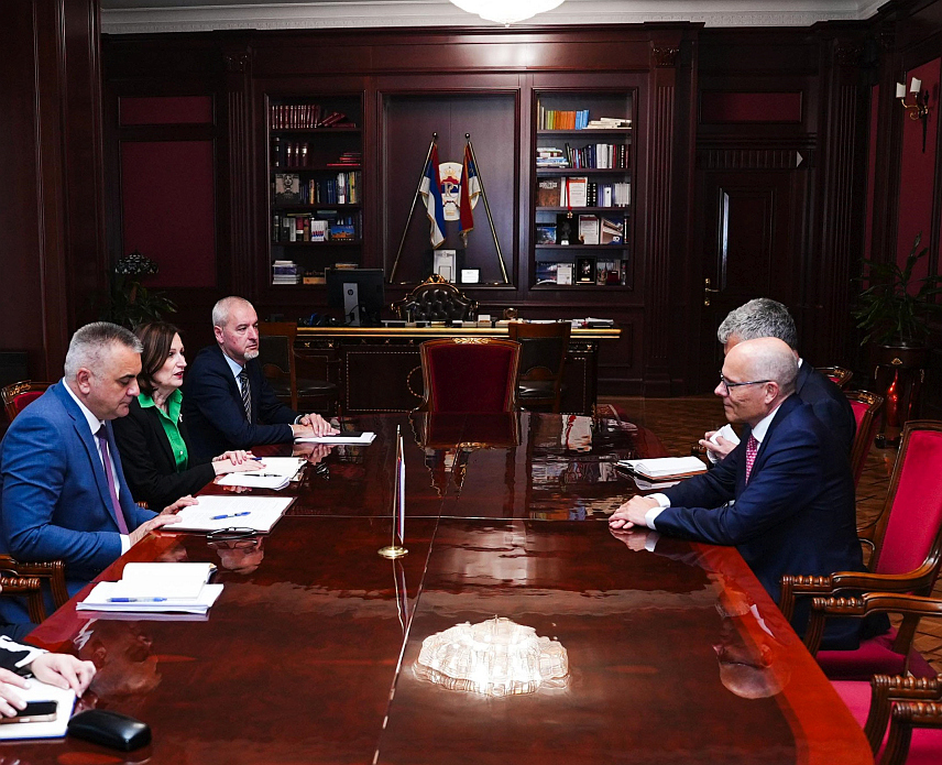 БАЊАЛУКА, 30. АПРИЛА /СРНА/ - Предсједник Владе Републике Српске Саво Минић разговарао је данас у Бањалуци са послаником њемачког Бундестага Петером Бајером о процесу европских интеграција и могућим модалитетима за убрзање овог процеса.