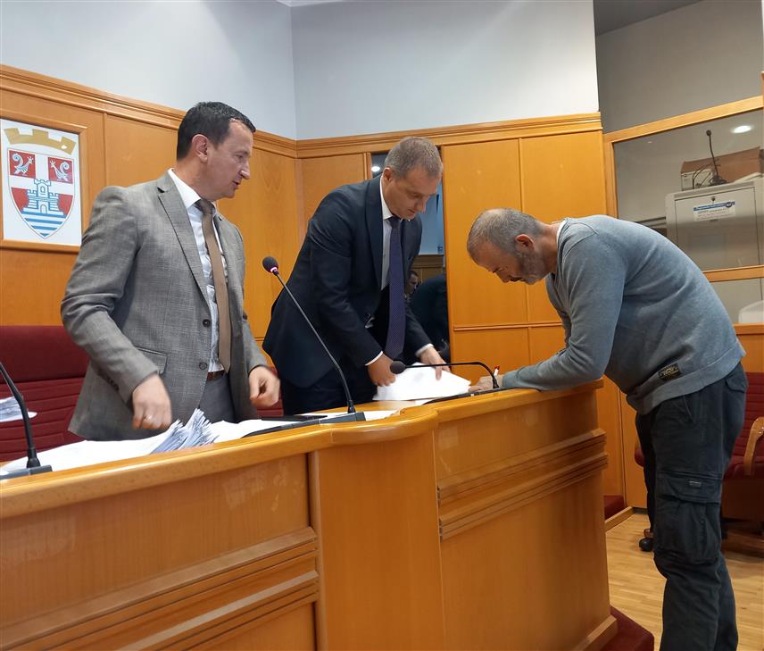 ТРЕБИЊЕ, 30. АПРИЛА /СРНА/ - Око 200 ученика Економске школе из Бањалуке са професорима борави у туристичко-стручној посјети Требињу, а са њима је данас разговарао градоначелник Мирко Ћурић, који им је представио програме подршке младима и инфраструктурне пројекте који се реализују у гради или су планирани.