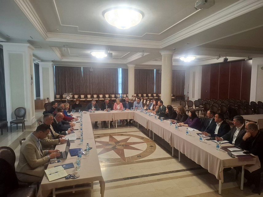 БАЊАЛУКА, 30. АПРИЛА /СРНА/ - Потребно је јачати комуникацију и социјални дијалог у Републици Српској, посебно кроз рад Радне групе за анализу примјене Закона о раду, закључено је данас на округлом столу "Радно законодавство" у Бањалуци.