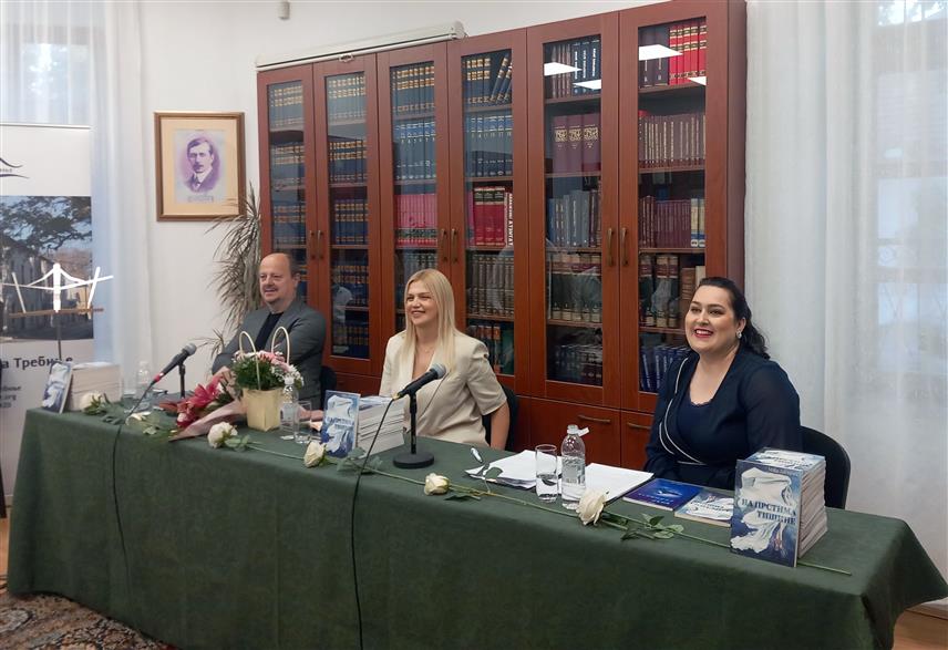 TРЕБИЊЕ, 30.АПРИЛА /СРНА/ - У Народној библиотеци Tребиње вечерас је промовисана друга збирка поезије Требињке Маје Загорац под називом "На прстима тишине" која доноси стихове прожете мотивима љубави, тишине, сјећања, духовности и завичаја.