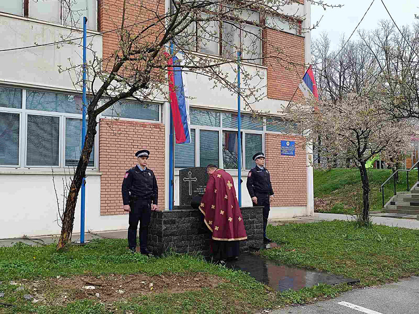ИСТОЧНО САРАЈЕВО, 3. АПРИЛА /СРНА/ - Код спомен-обиљежја испред Полицијске станице Источно Ново Сарајево служен је парастос и положени вијенци и цвијеће за 136 погинулих полицајаца који су погинули у протеклом Одбрамбено-отаџбинском рату.