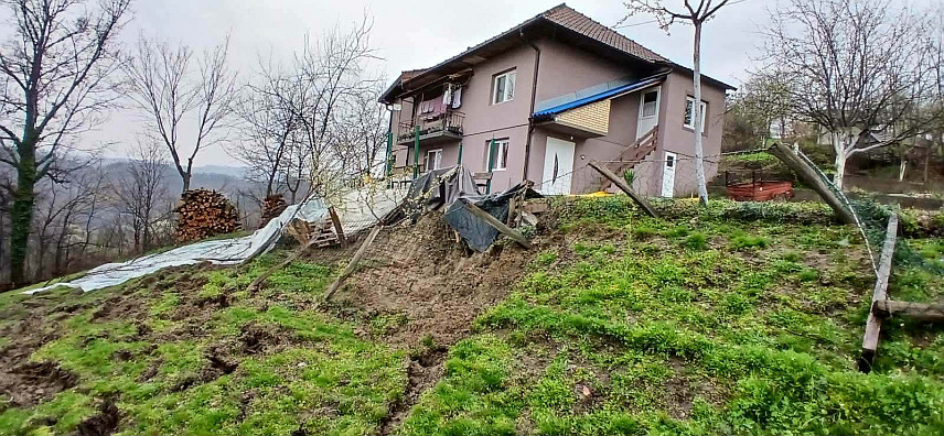 ЛОПАРЕ, 3. АПРИЛА /СРНА/ - Дуготрајне и обилне падавине изазвале су бројне проблеме у Лопарама гдје је у брдским подручјима дошло до појаве клизишта која угрожавају локалне путеве, стамбене објекте и инфраструктуру.