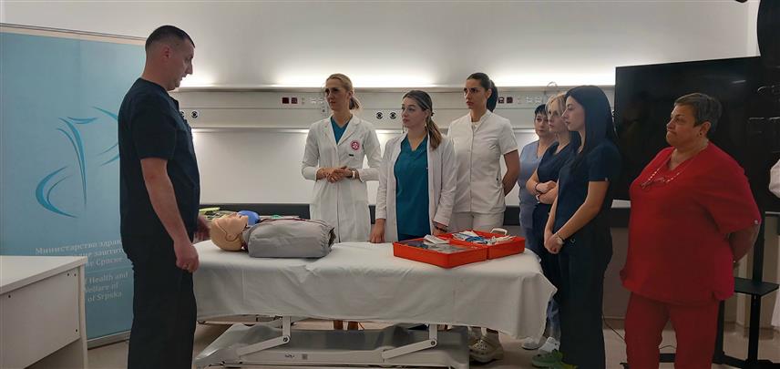 TРЕБИЊЕ, 3. АПРИЛА /СРНА/ - Представници Министарства здравља и социјалне заштите Републике Српске и Фондације "Фами", у оквиру Пројекта јачања сестринства у БиХ, уручили су данас у Требињу опрему за Центар за континуирану едукацију и професионално усавршавање медицинских сестара-техничара из здравствених установа у Српској, који је успостављен у требињској болници.