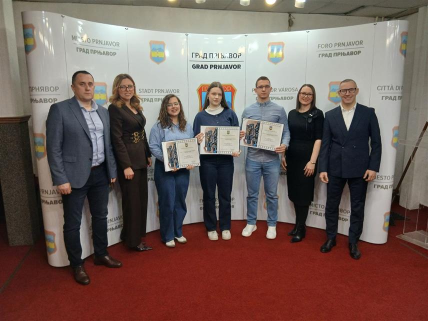 ПРЊАВОР, 3. АПРИЛА /СРНА/ - Градоначелник Прњавора Дарко Томаш организовао је данас пријем за ауторе најбољих радова на конкурсу за једноминутни филм "Прњавор у кадру", који је расписан поводом Дана града.