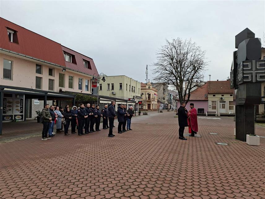 ШАМАЦ, 3. АПРИЛА /СРНА/ - Код централног споменика на тргу у Шамцу данас је, поводом обиљежавања Дана полиције, служен парастос за петорицу полицајаца из ове општине погинулих у Одбрамбено-отаџбинском рату.