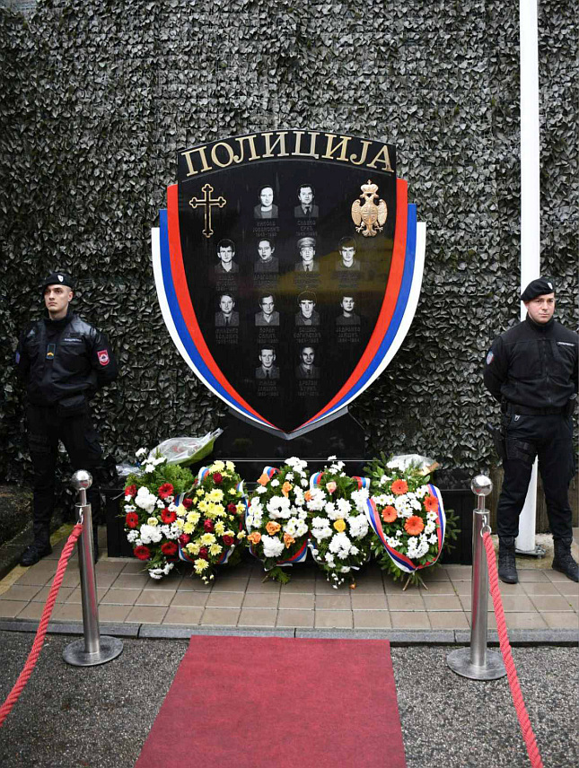 ЗВОРНИК, 3. АПРИЛА /СРНА/ - Код спомен-плоче у Полицијској управи Зворник данас је, поводом Дана полиције, служен парастос за погинуле полицајце у Одбрамбено-отаџбинском рату, те одата почаст полицајцу Драгану Ђурићу убијеном у терористичком нападу прије 11 година.