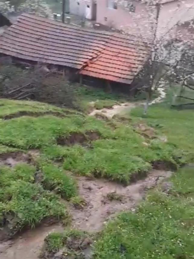 ЗВОРНИК, 3. АПРИЛА /СРНА/ - На подручју града Зворника, усљед отапања снијега и обилне кише, активирало се клизиште на локалитету Гајеви код Снагова, због чега је угрожен путни правац који води од Зворника ка Црном врху.