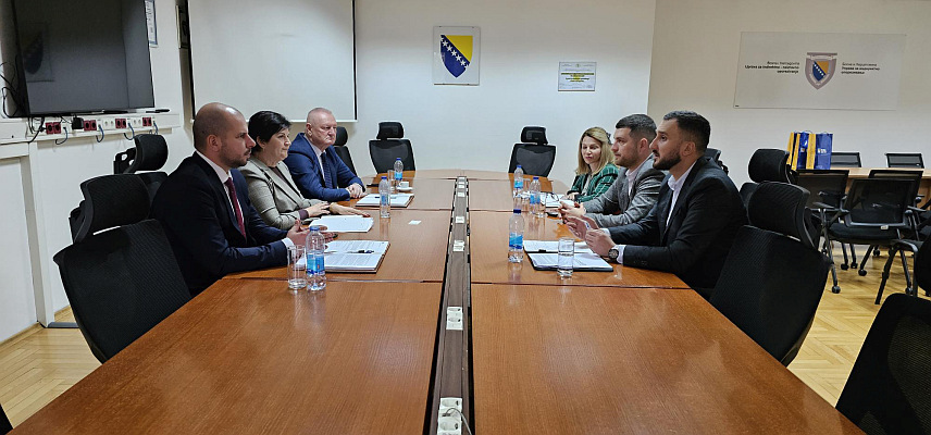 САРАЈЕВО, 3. АПРИЛА /СРНА/ - Директор Агенције за унапређење страних инвестиција у БиХ /Фипа/ Марко Кубатлија на састанку у Сарајеву са представницима Управе за индиректно опорезивање /УИО/ БиХ.