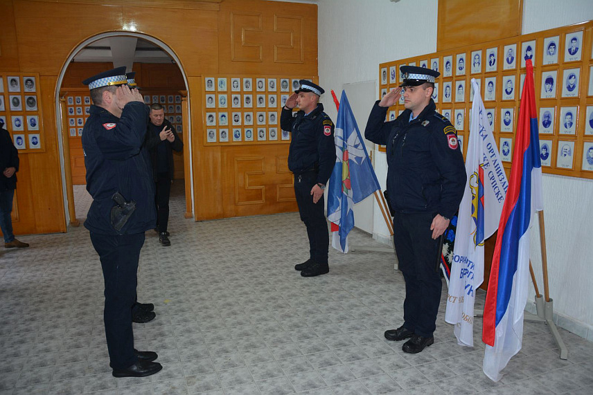 СРЕБРЕНИЦА, 3. АПРИЛА /СРНА/ - Припадници Полицијске станице Сребреница посјетили су Спомен-собу, поводом Дана полиције Републике Српске, и одали почаст погинулим српским војницима, цивилима и полицајцима, а цвијеће је положено и код спомен-плоче српским полицајцима у Скеланима.