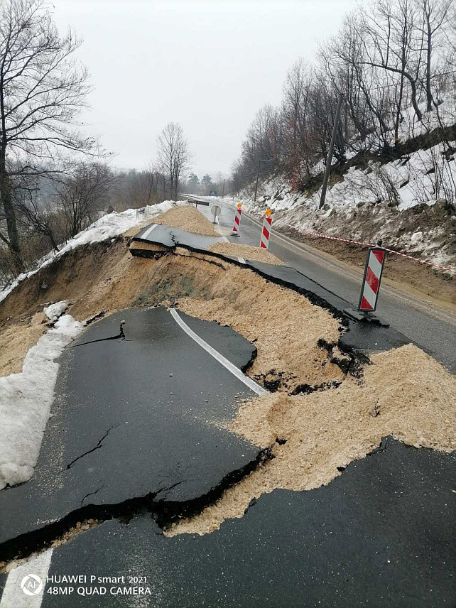 ТУЗЛА, 3. АПРИЛА /СРНА/ - Обустављен је саобраћај за сва возила на Бањ брду на магистралном путу Тузла-Бијељина због одрона и оштећења коловозних трака, саопштено је данас из Управе полиције Министарства унутрашњих послова Тузланског кантона.