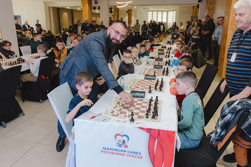 БАЊАЛУКА, 3. АПРИЛА /СРНА/ - У Бањалуци је отворено 33. Кадетско и омладинско првенство Републике Српске у шаху које је окупило више од 180 учесника из 23 клуба.