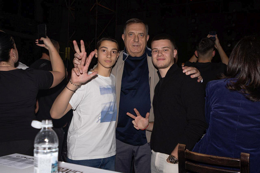 БАЊАЛУКА, 3. АПРИЛА /СРНА/ - Лидер СНСД-а Милорад Додик објавио је да је вечерас у проводу са унуцима и да нема ништа љепште од тога.