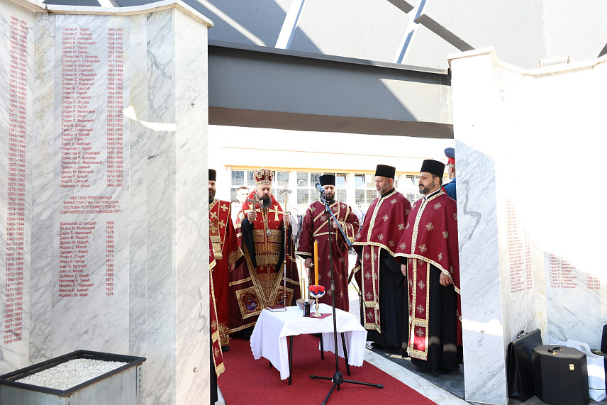 БАЊАЛУКА, 4. АПРИЛА /СРНА/ - Његово преосвештенство епископ марчански Сава служиo je парастос страдалим припадницима Министарства унутрашњих послова Републике Српске код Централног спомен-обиљежја у Бањалуци, поводом обиљежавања Дана полиције Републике Српске - 4. априла. /Фото - Борислав Здриња/