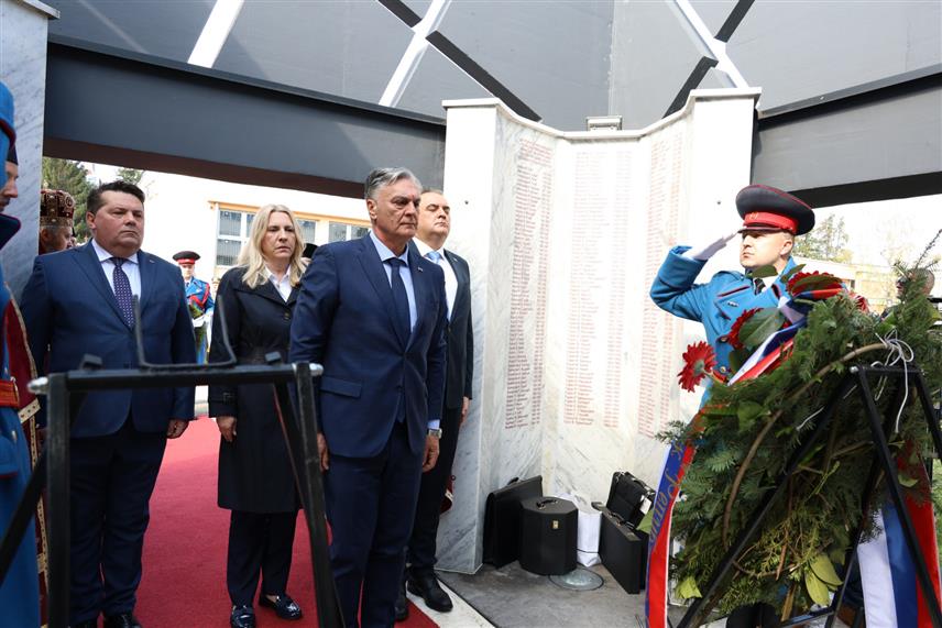 БАЊАЛУКА, 4. АПРИЛА /СРНА/ - Предсједник Републике Српске Синиша Каран, српски члан Предсједништва БиХ Жељка Цвијановић, предсједник Нaродне скупштине Републике Српске Ненад Стевандић, предсједник Владе Републике Српске Саво Минић, министар унутрашњих послова Републике Српске Жељко Будимир и директор Полиције Синиша Кострешевић, положили су вијенце код Централног спомен-обиљежја страдалим припадницима МУП-а. /Фото - Борислав Здриња/