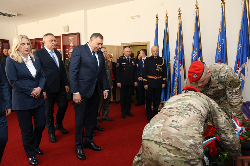 БАЊАЛУКА, 4. АПРИЛА /СРНА/ - Лидер СНСД-а Милорад Додик положио је вијенац на спомен-плочу погинулим припадницима Министарства унутрашњих послова Републике Српске у Центру за обуку у Залужанима, поводом обиљежавања Дана полиције - 4. априла. /Фото - Борислав Здриња/