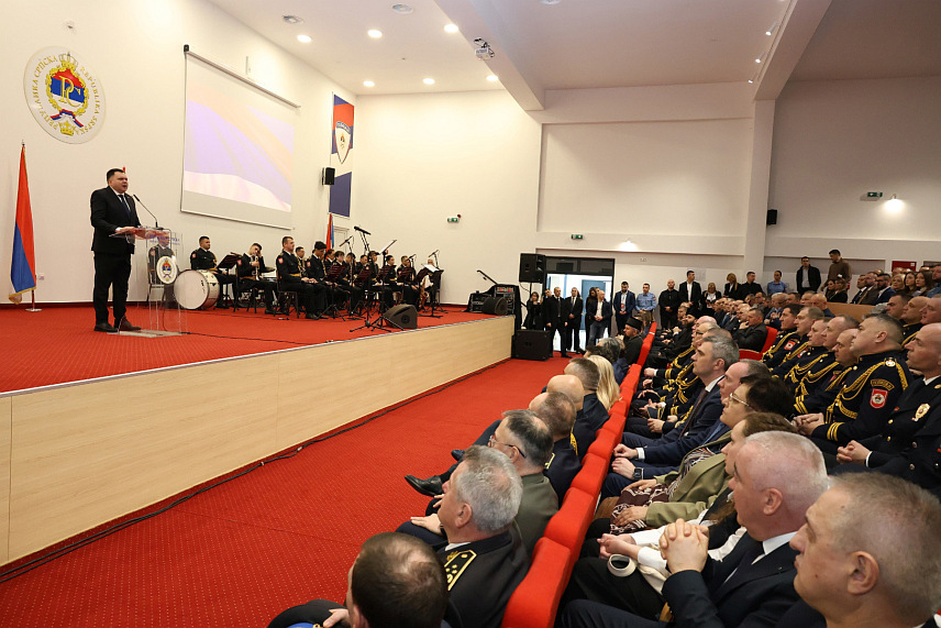 БАЊАЛУКА, 4. АПРИЛА /СРНА/ - Министар унутрашњих послова Републике Српске Жељко Будимир истакао је данас у Залужанима да је управо на данашњи дан 1992. године почела прва борба за Републику Српску, те да су Република Српска и њена полиција светиње. /Фото - Борислав Здриња/