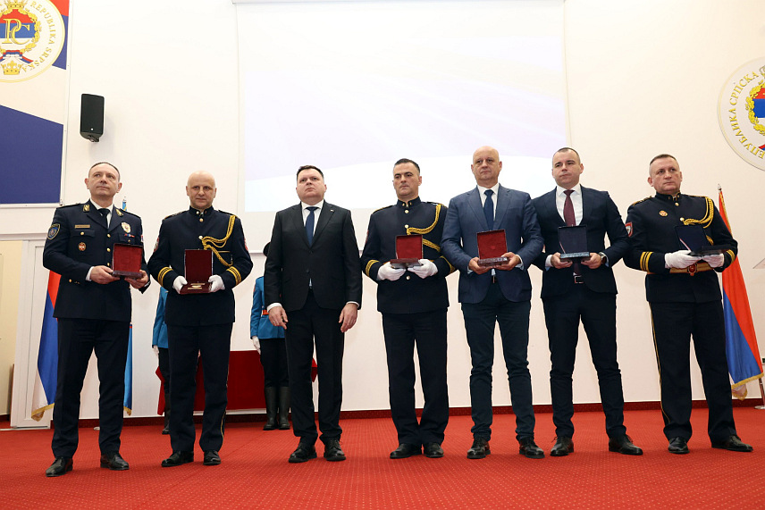 БАЊАЛУКА, 4. АПРИЛА /СРНА/ - Министар унутрашњих послова Републике Српске Жељко Будимир додијелио је данас највише признање Министарства унутрашњих послова /МУП/ Републике Српске Златни знак полиције директорима полиције Републике Српске Синиши Кострешевићу и Србије Драгану Васиљевићу, као и директору Центра за борбу против тероризма МУП-а Мађарске Јаношу Хајдуу. /Фото - Борислав Здриња/