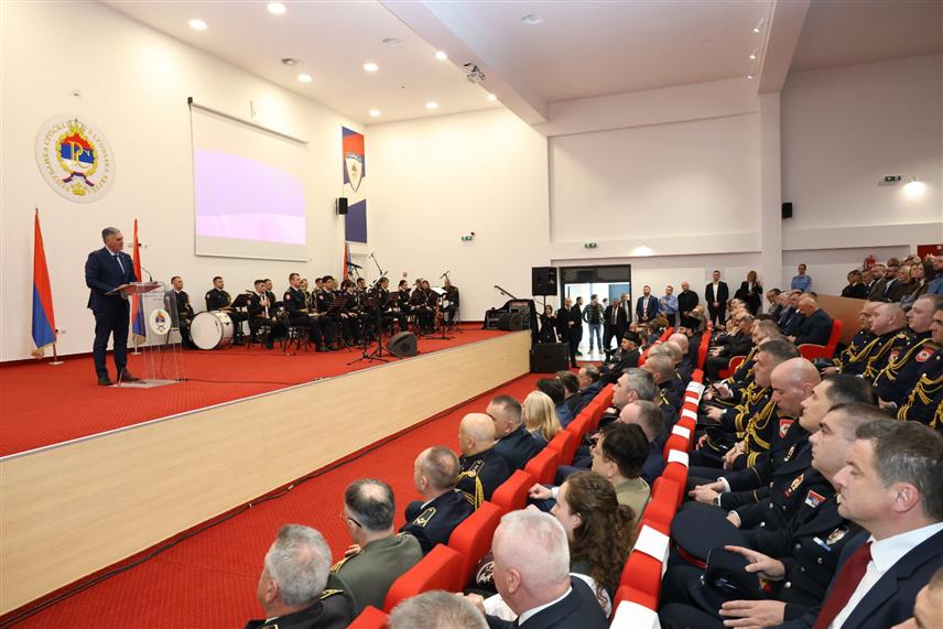 БАЊАЛУКА, 4. АПРИЛА /СРНА/ - Предсједник Републике Српске Синиша Каран изразио је данас захвалност свим припадницима Полиције Републике Српске за храброст и пожртвовање, којим чувају свој народ и Републику Српску. /Фото - Борислав Здриња/