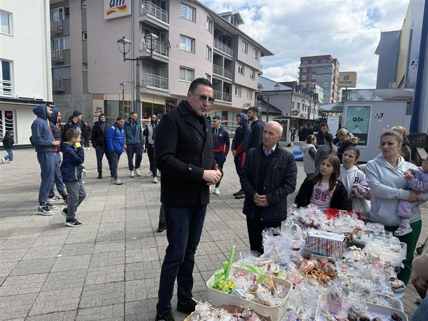 ПАЛЕ, 4. АПРИЛА /СРНА/ - Предсједник Надзорног одбора Олимпијског центра "Јахорина" Недељко Елек и директор ОШ "Србија" Ненад Ђапић на Базару.