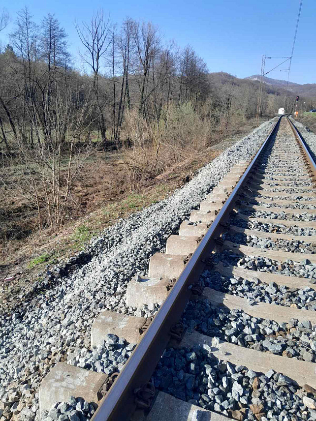 ДОБОЈ, 4. АПРИЛА /СРНА/ - Због деформације колосијека усљед клизишта за саобраћање возова затворена је дионица пруге између Шњеготине и Укрине, на релацији Добој-Бањалука-Добој, саопштено је из Жељезница Републике Српске /ЖРС/.