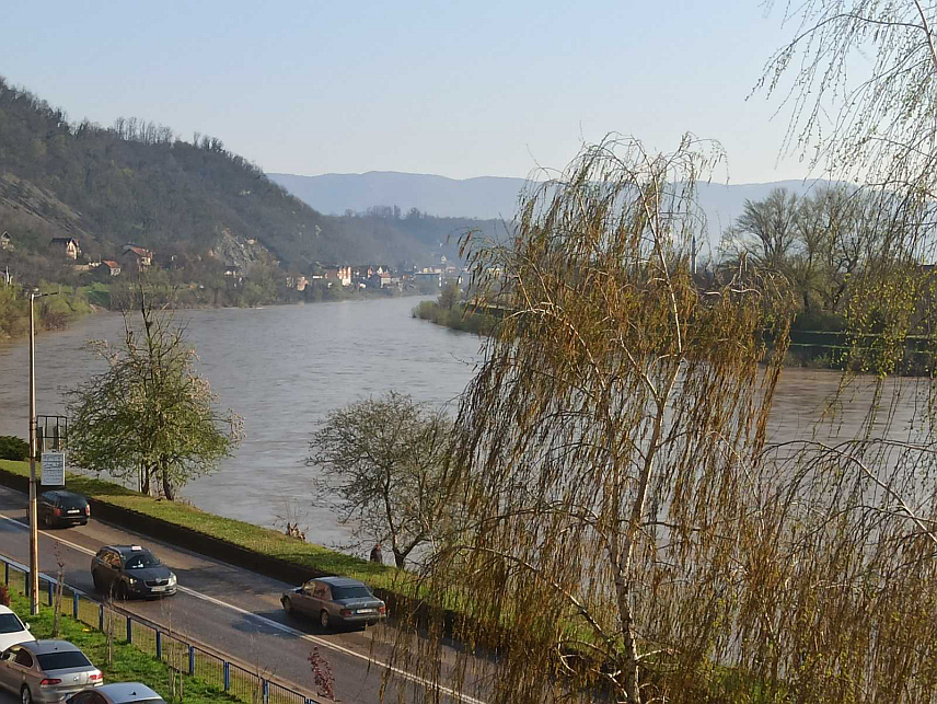 ЗВОРНИК, 4. АПРИЛА /СРНА/ - Проток ријеке Дрине на Хидроелектрани "Мали Зворник" износи 1.060, а на Хидроелектрани "Бајина Башта" 700 кубних метара у секунди, саопштено је данас из Службе цивилне заштите Зворник.