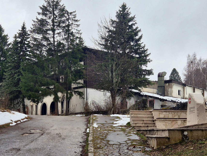 ПАЛЕ, 4. АПРИЛА /СРНА/ - Ратна војна болница "Коран", формирана у оквиру Четвртог санитетског батаљона Сарајевско-романијског корпуса Војске Републике Српске, почела је да ради на Палама, 4. априла 1992. године, у просторијама некадашњег хотела "Коран" и, иако у ратним условима, функционисала је као врхунска здравствена установа захваљујући надљудским напорима тадашњих здравствених радника и осталог болничког особља.