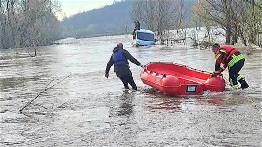 ДОБОЈ, 5. АПРИЛА /СРНА/ - Два лица јутрос су успјешно евакуисана након што су комбијем покушали да прођу заплављеном путном комуникацијом Порјечина-Миричина, на подручју општине Петрово.