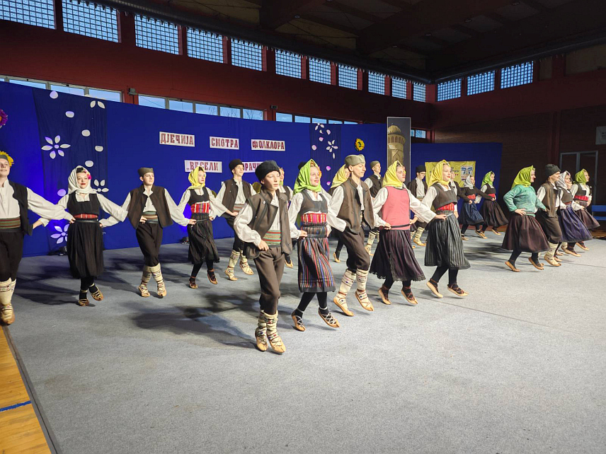 НОВИ ГРАД, 5. АПРИЛА /СРНА/ - Смотра дјечијег фолклора "Весели корачићи" окупила је у спортској дворани у Новом Граду више од 400 учесника.