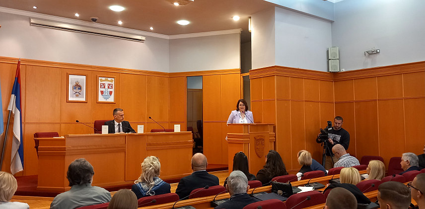 ТРЕБИЊЕ, 5. АПРИЛА /СРНА/ - Научним скупом "Поетика Ђорђа Нешића", у Требињу је почела традиционална културна манифестација "Дучићев дан", која се годинама одржава на празник Благовијести, када је велики српски пјесник, Требињац Јован Дучић, преминуо.