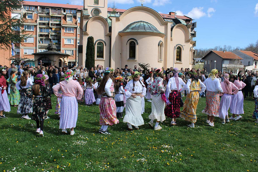 ЛОПАРЕ, 5. АПРИЛА /СРНА/ - Чланови дјечијег фолклорног ансамбла Српског просвјетног и културног друштва "Просвјета" наступили су у порти Цркве Покрова Пресвете Богородице у Лопарама након литургије служене данас на празник Цвијети.
