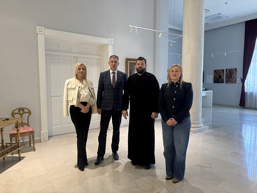 МОСTАР, 6. АПРИЛА /СРНА/ - Министар просвјете и културе Републике Српске Боривоје Голубовић састао се данас са представницима Српске православне цркве у Мостару, Канцеларије Републике Српске и Градског одбора Српског просвјетног и културног друштва /СПКД/ "Просвјета" са којима је разговарао о положају српског народа у том граду, обнови Саборног храма, те дјеловању "Просвјете".